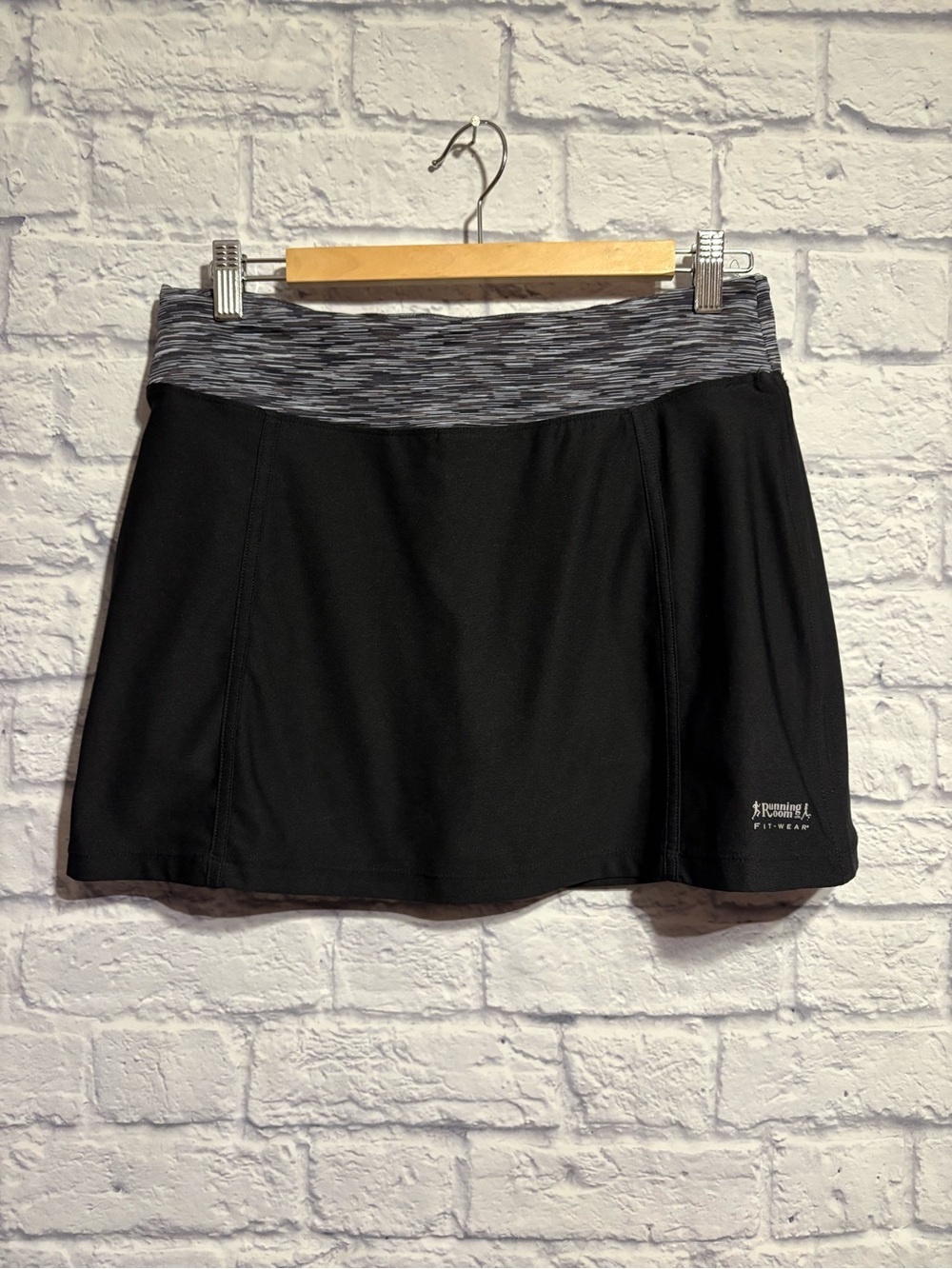 Running Room Skort with Gray Waistband Medium